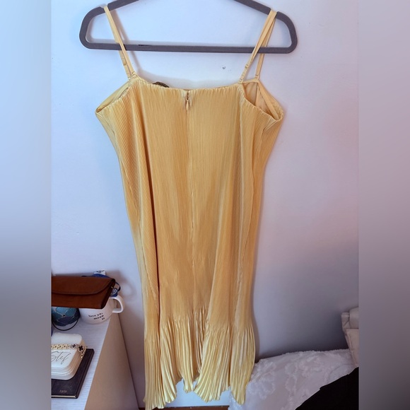 Abercrombie & Fitch Giselle Pleat Release Midi Dress Butter Yellow - Picture 5 of 10